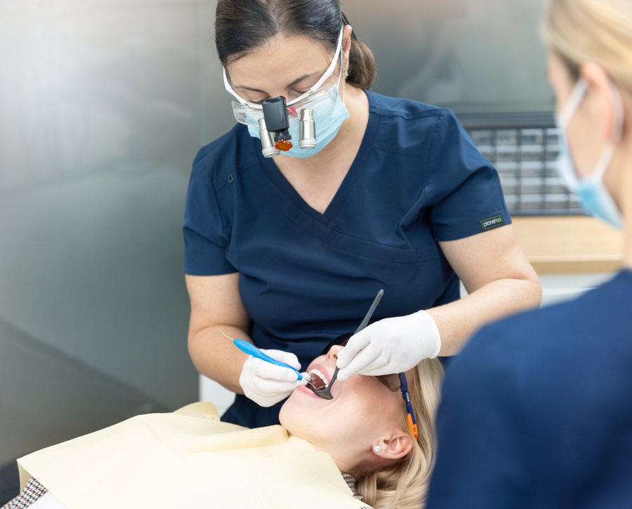 Dr. Kristina Kiisa luupidega patsiendi juures töötamas