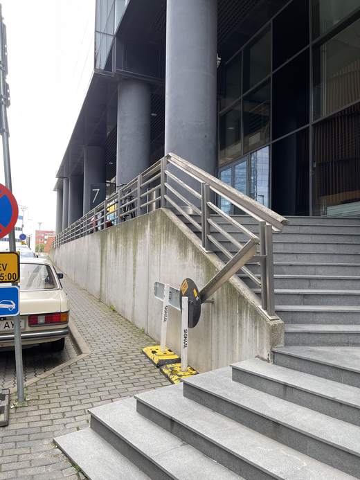 Trepp maja sissepääsuni